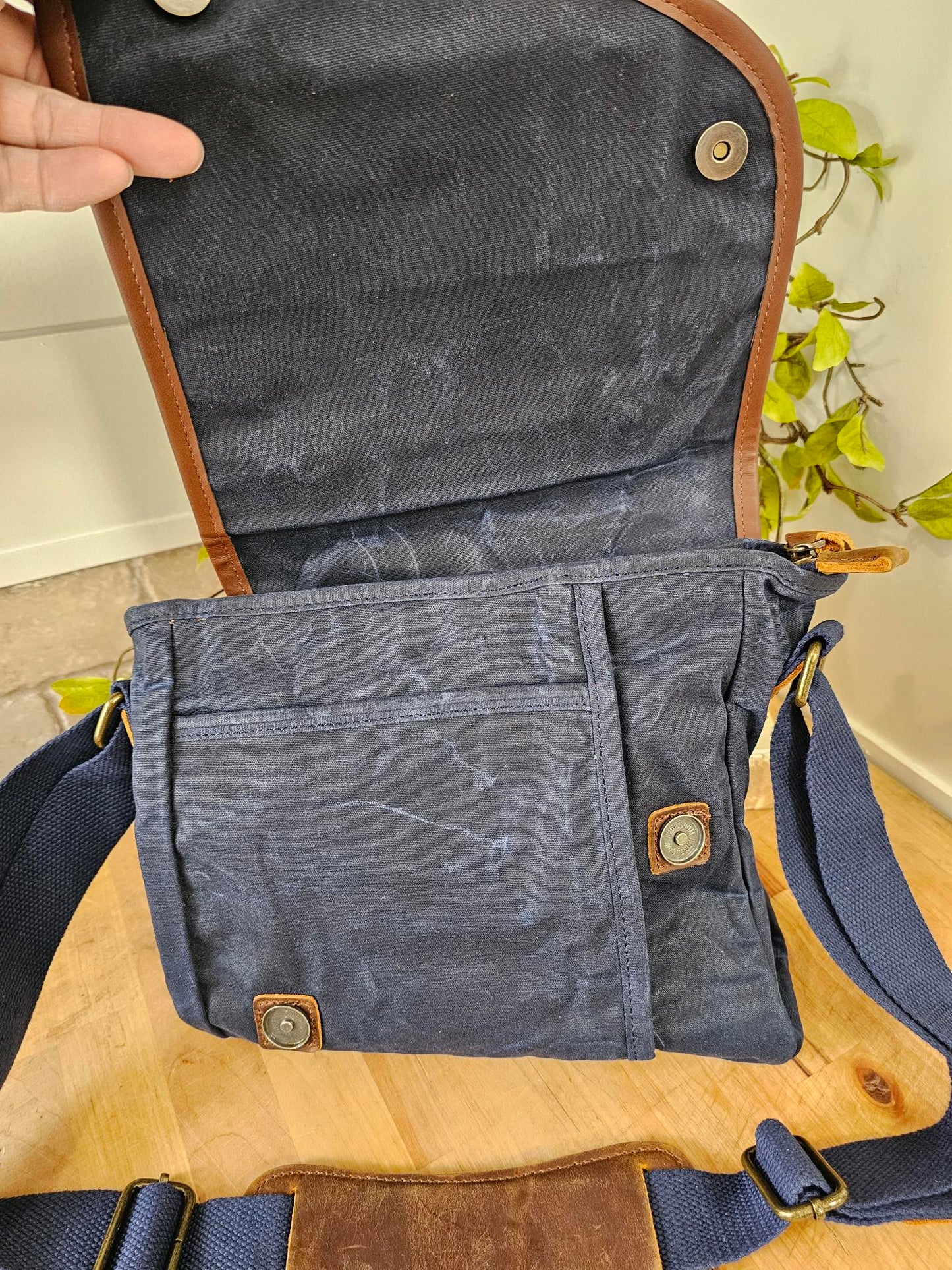 Messenger Bag Small Waxed Canvas / Leather 2 Colors  KJK776
