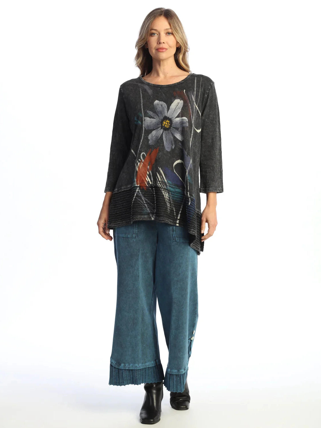 M54-2154  Jazzy Black Floral Mineral Washed Wavy Contrast 3/4 Sleeve Tunic Women's Top