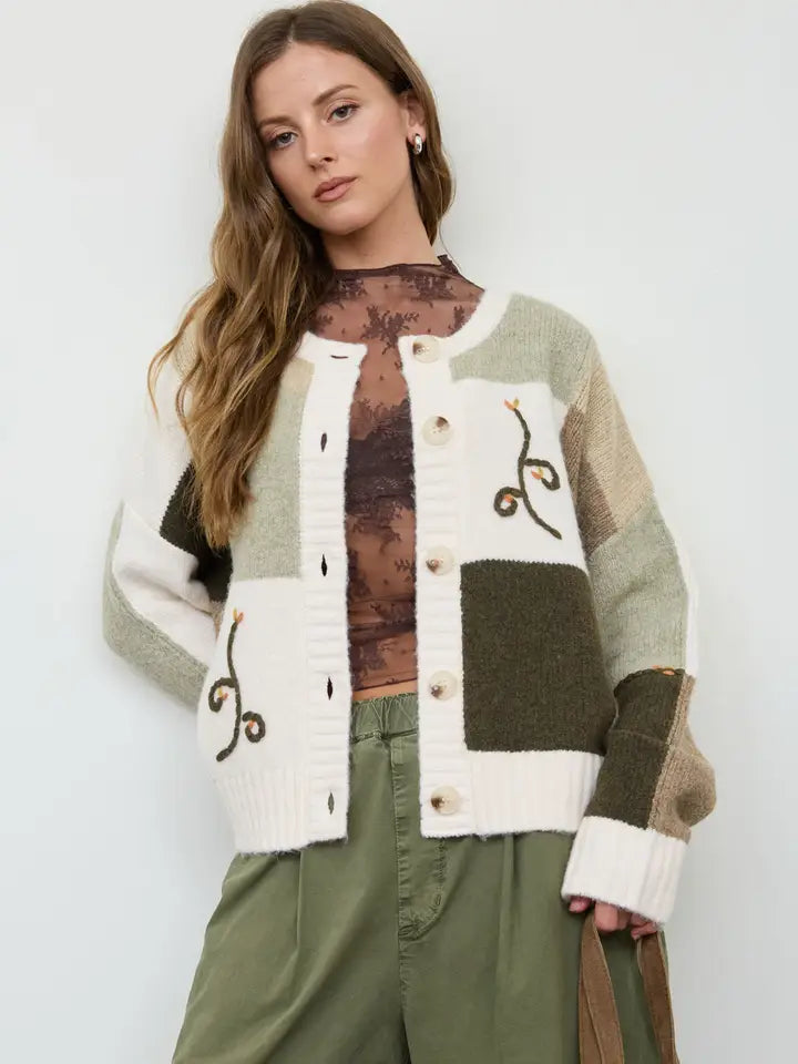 Blu Pepper-Cardigan White/Green Color Blocked Oversize Embroidered Knit Button Front Women's B6FJ1031